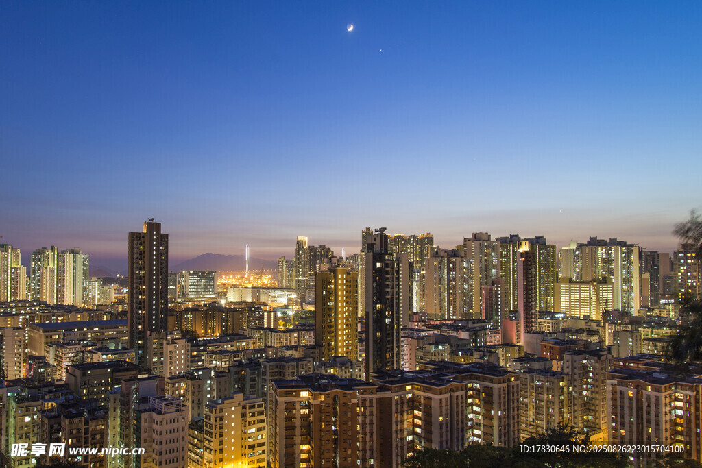 城市夜景中的高楼灯火