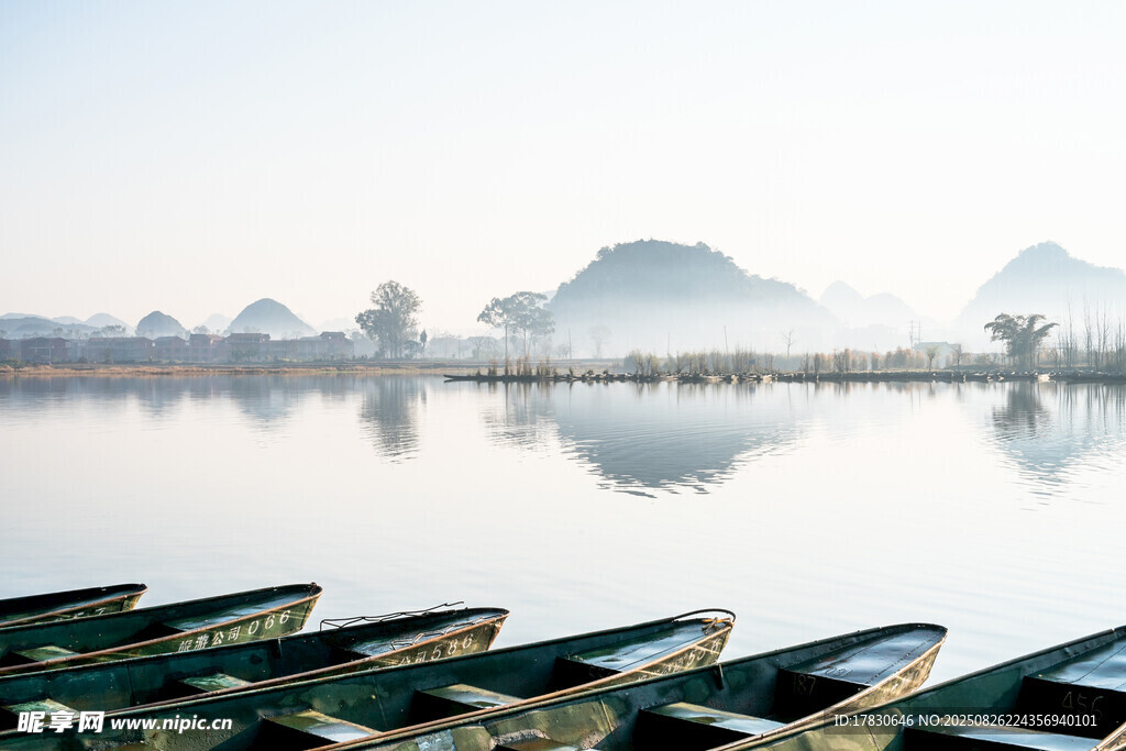 湖畔小船与远山晨景