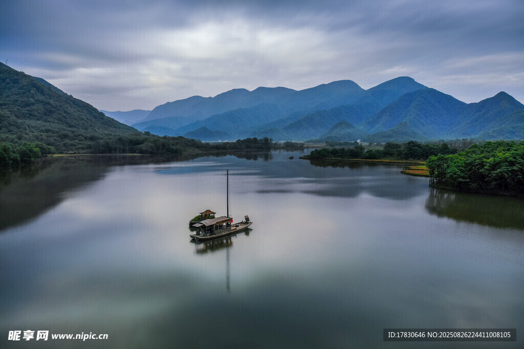 湖山孤舟景