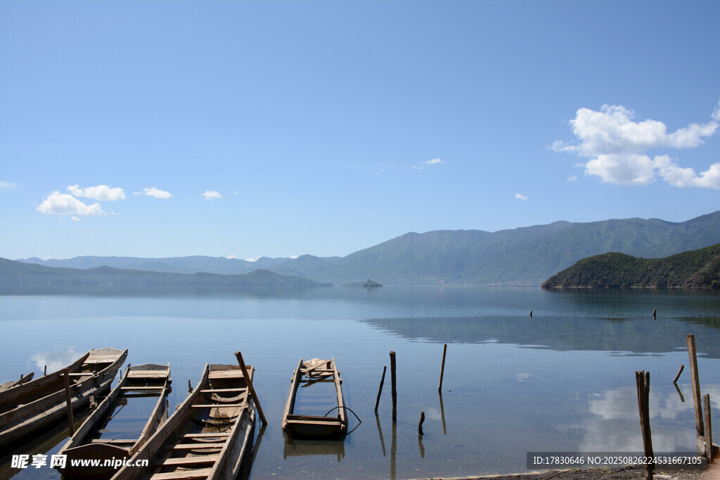 湖畔停泊的船只与远山美景