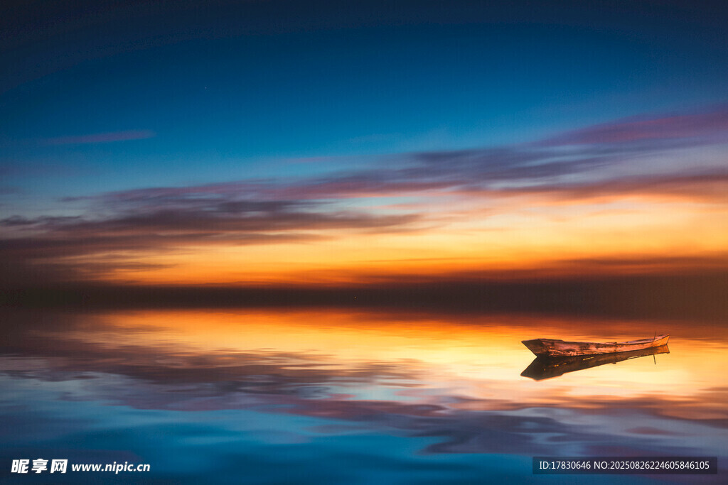 夕阳下湖面的孤舟美景