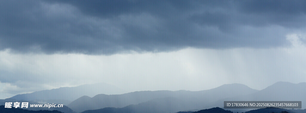 乌云下的山峦雨景