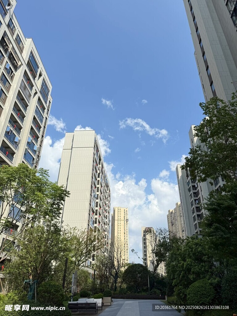 城市住宅区的晴朗景象