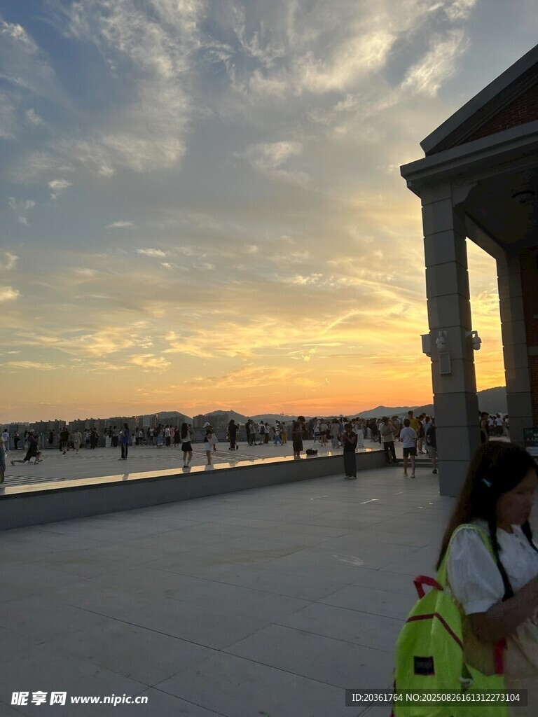 夕阳下的户外休憩场景