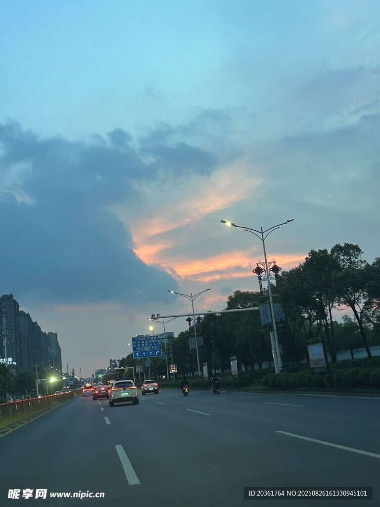 黄昏时分的城市道路风景