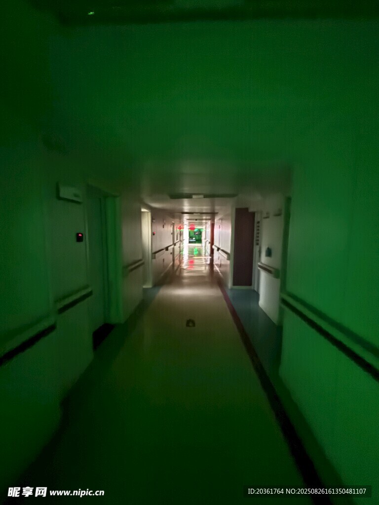 昏暗幽深的医院走廊