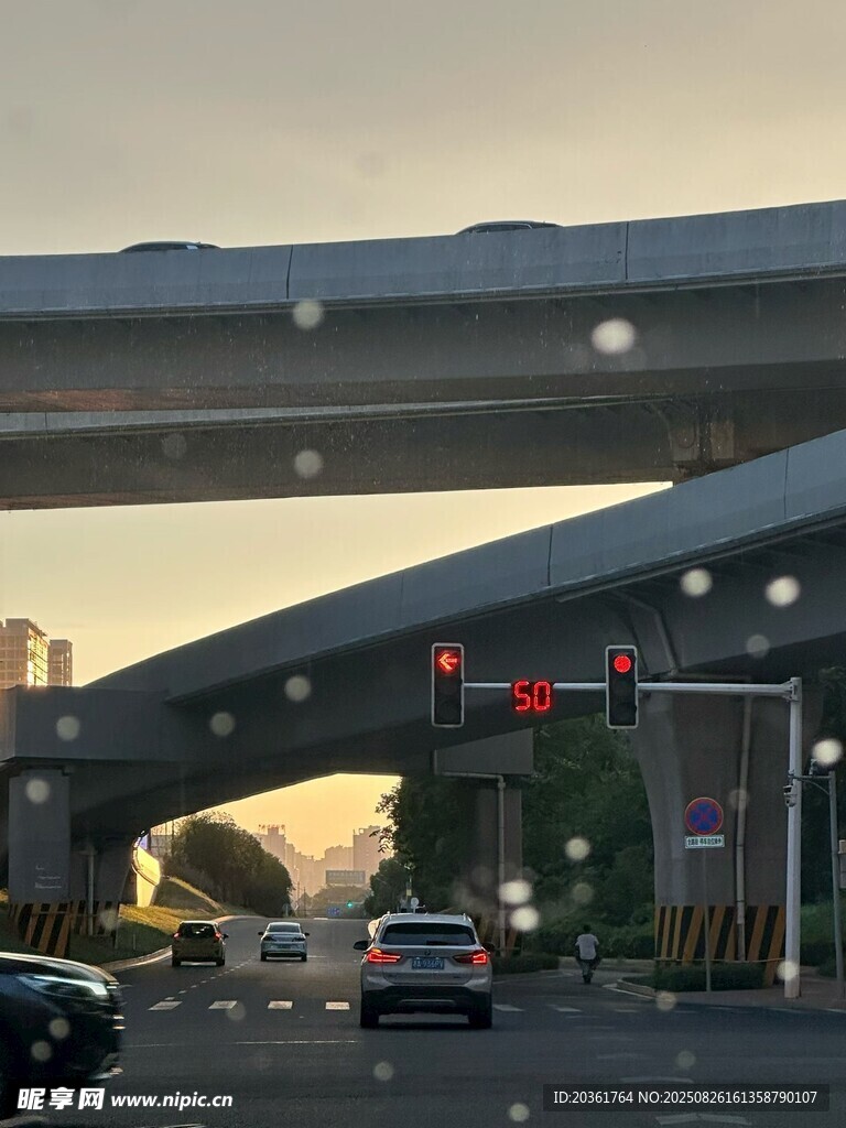 城市高架桥交通景象