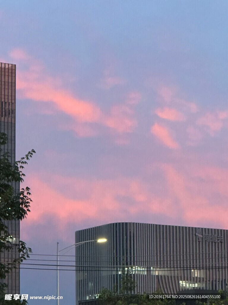 城市黄昏天空下的建筑景观