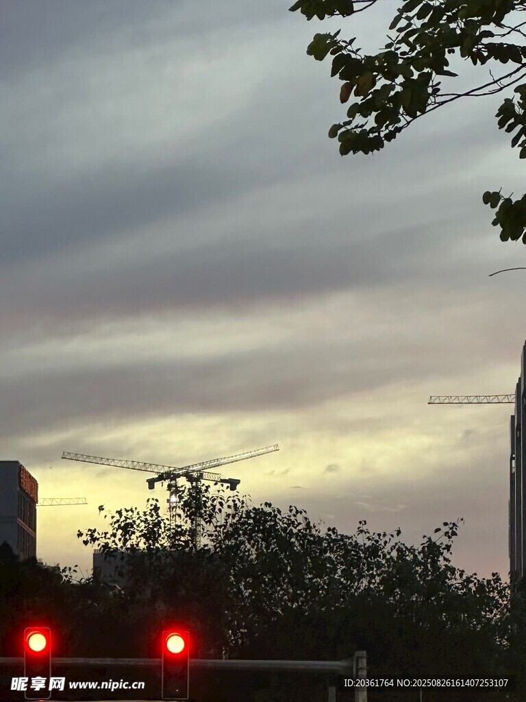 黄昏下城市交通景象