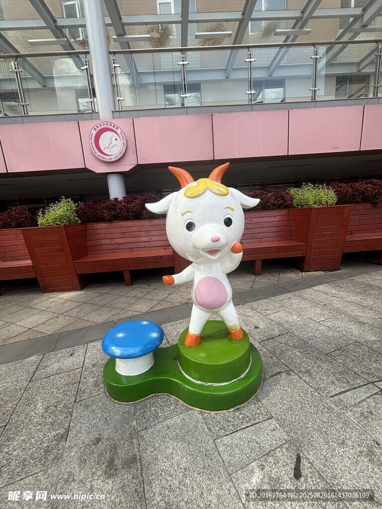 可爱小牛雕塑