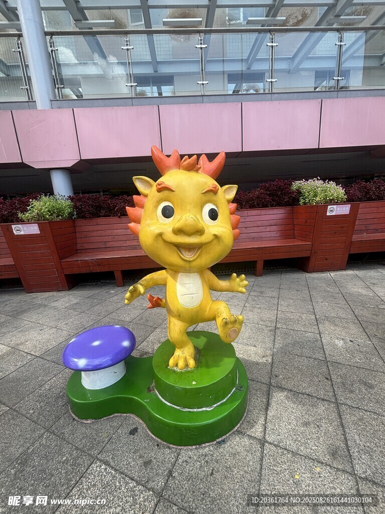 可爱黄色小龙雕塑