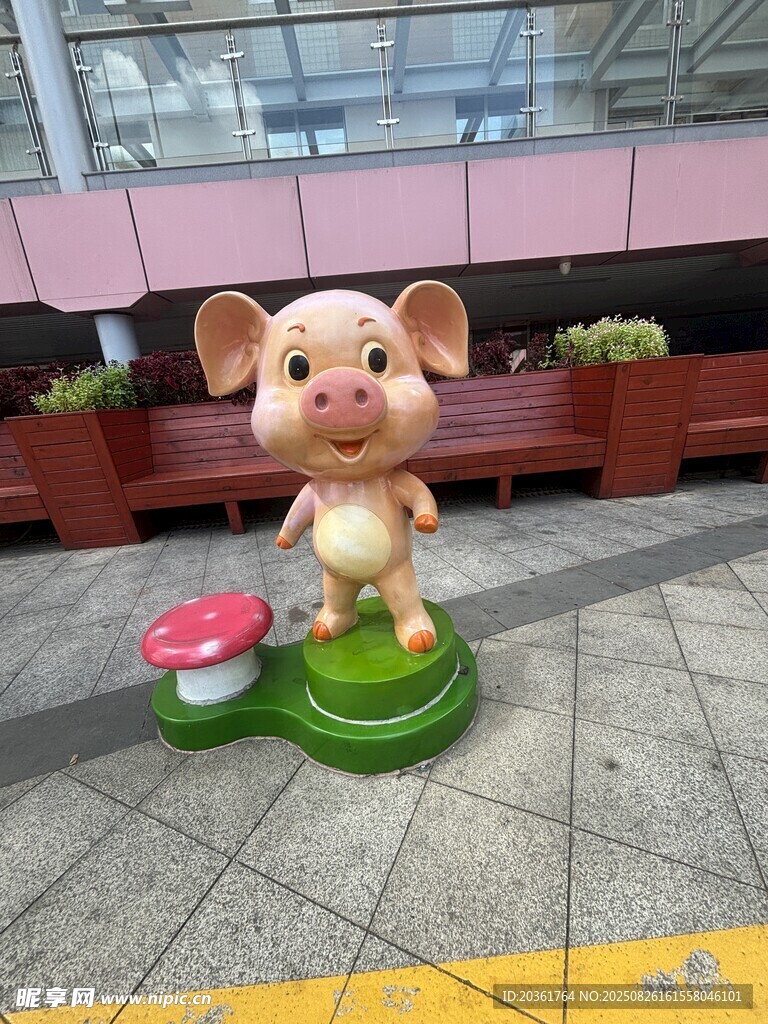 可爱小猪户外卡通雕塑