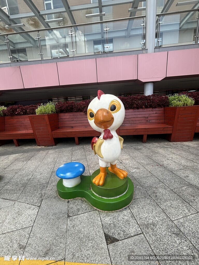 可爱鸭子户外雕塑