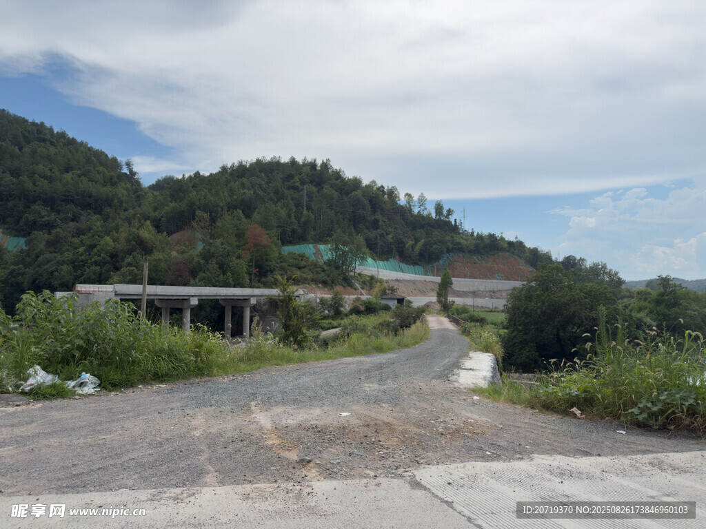 山间开阔场地