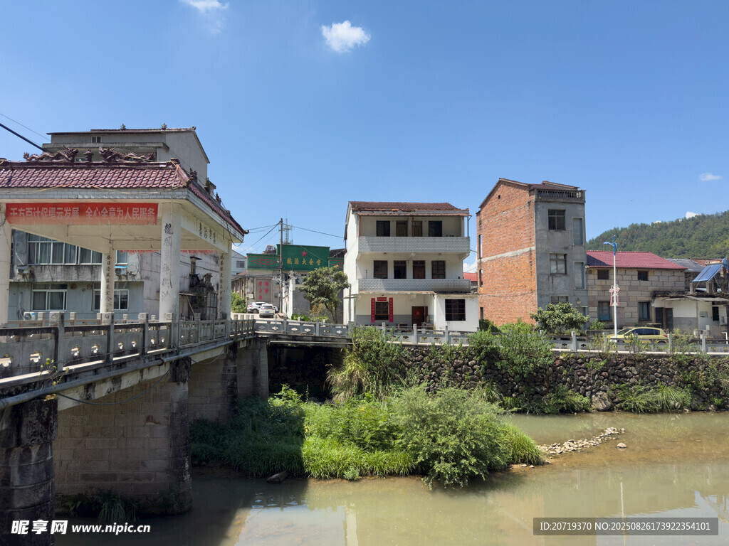 河边的建筑