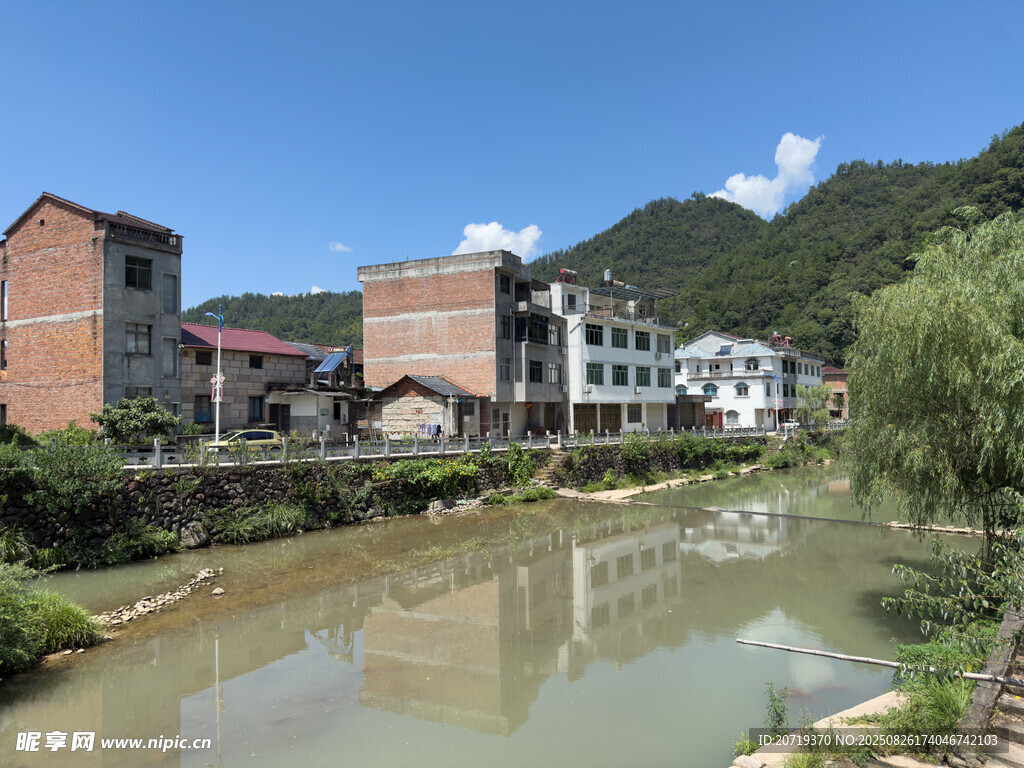 河边自建房