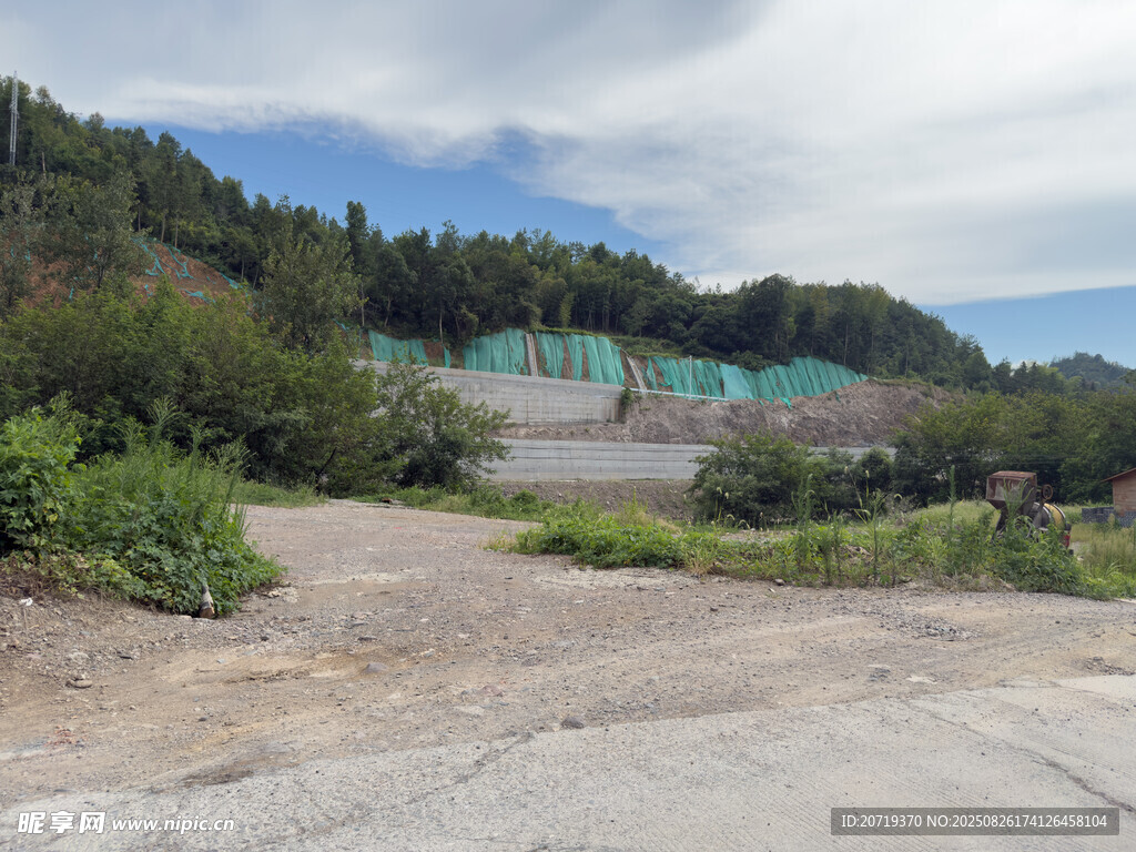 荒郊野外的开阔场地