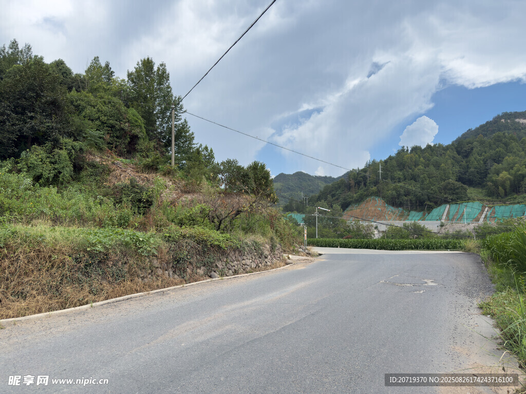 山间蜿蜒公路风景