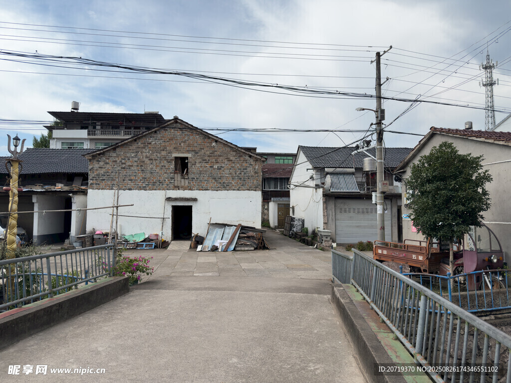乡村宁静院落景象