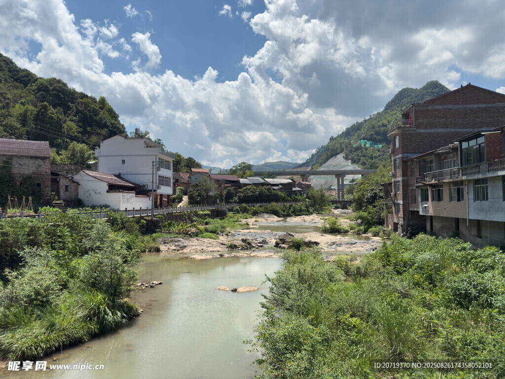 乡村溪边景致