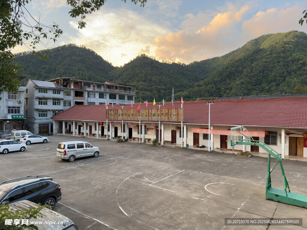 山间村落的宁静停车场景