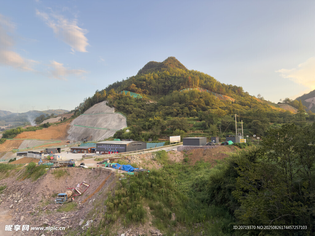 山地施工现场全景