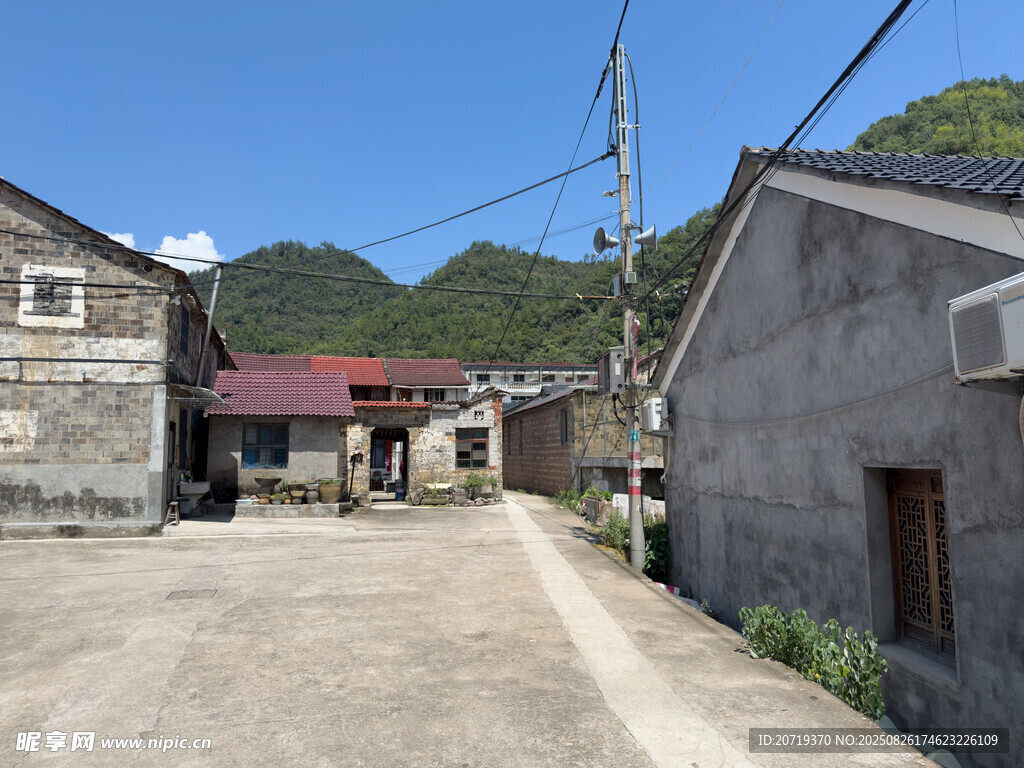宁静乡村小巷景象