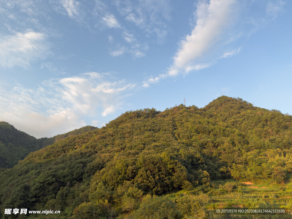 青山蓝天间的秀丽山林