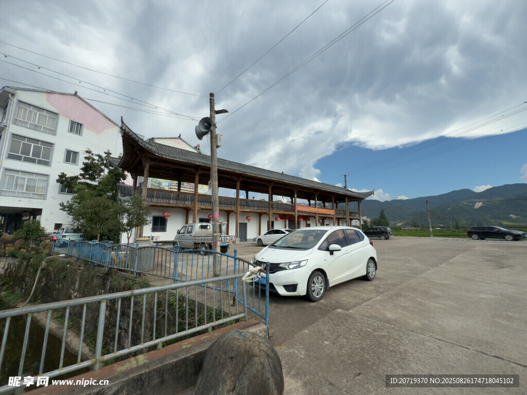 中式建筑旁的停车场景