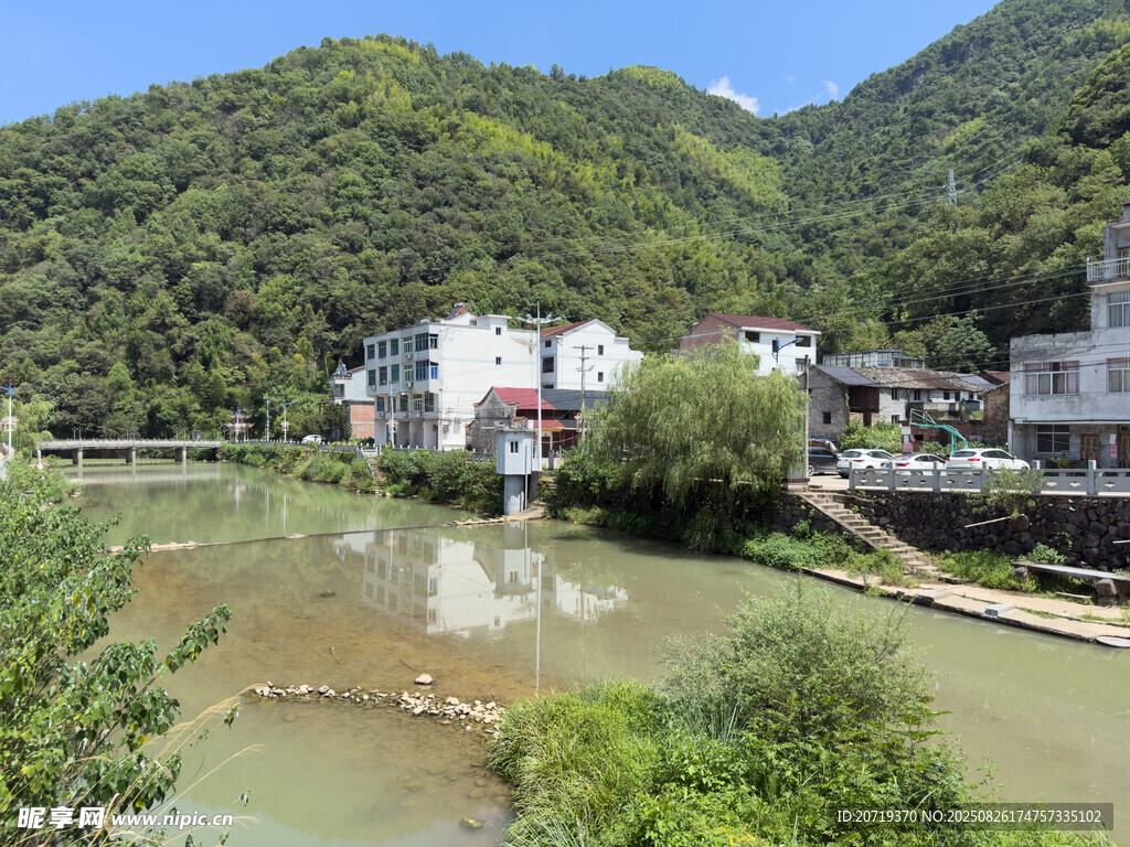山间河畔村落美景