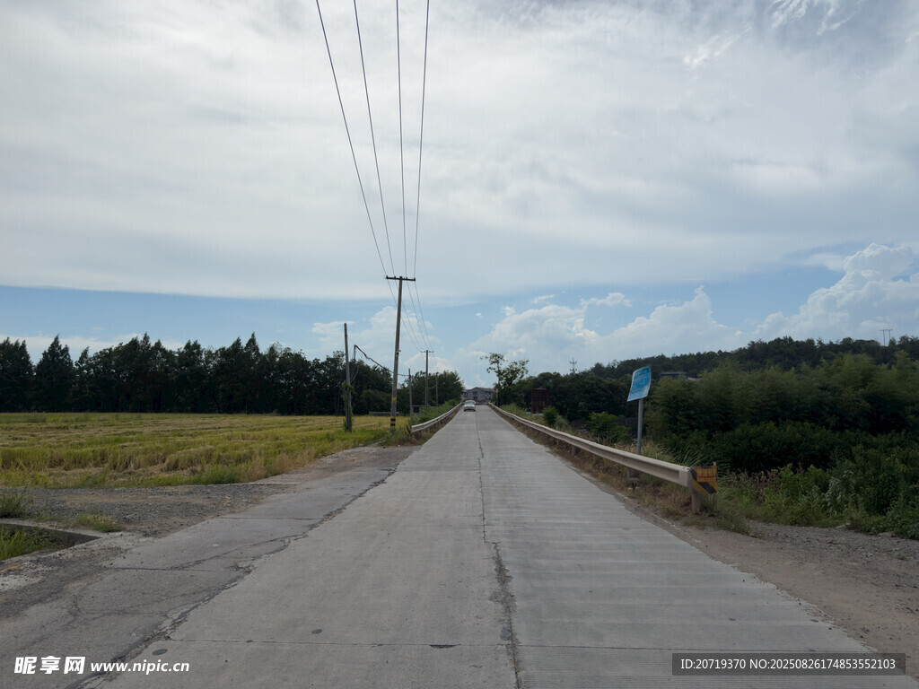乡村空旷水泥路