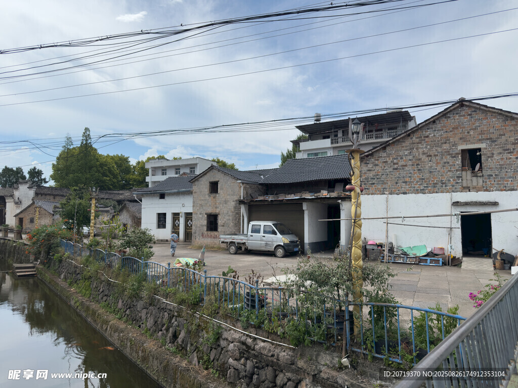 乡村河畔旧民居景象