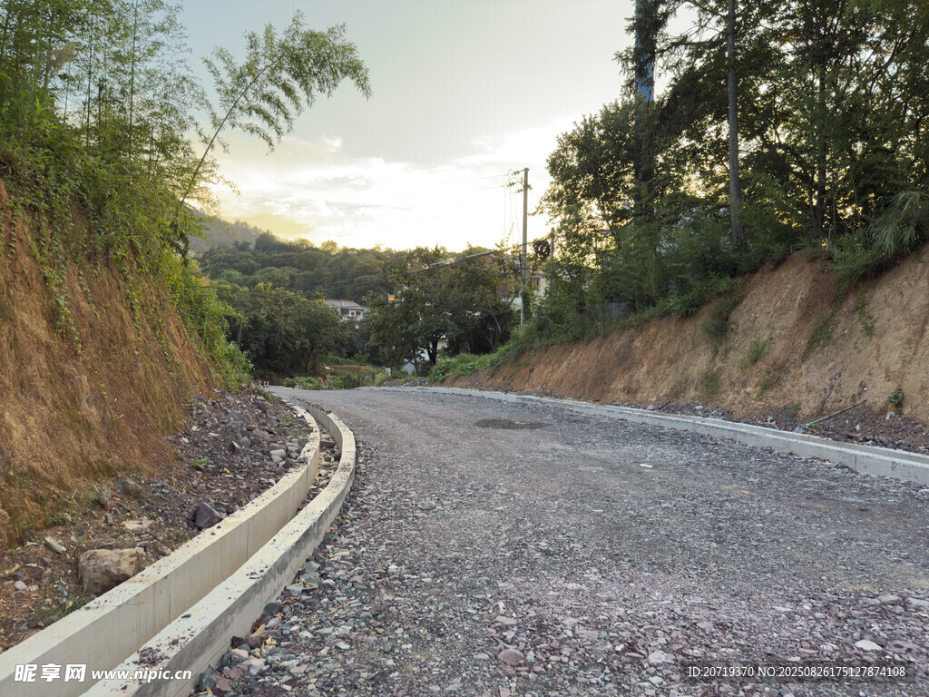 蜿蜒山间碎石公路