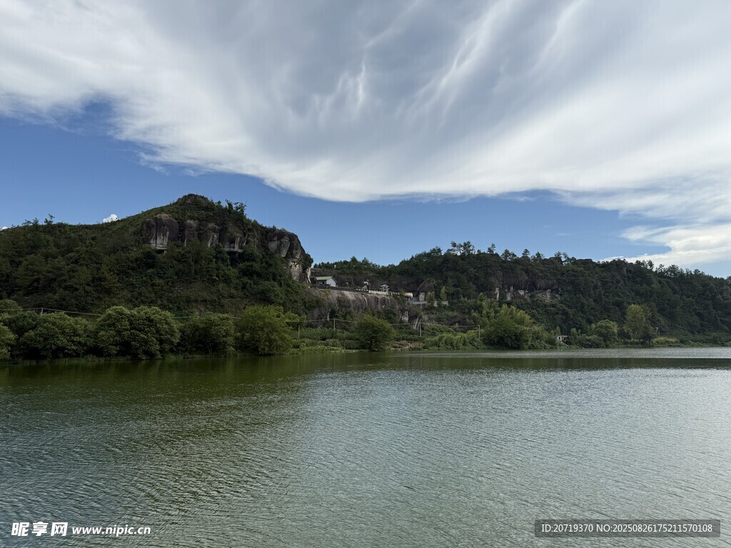 湖畔青山美景