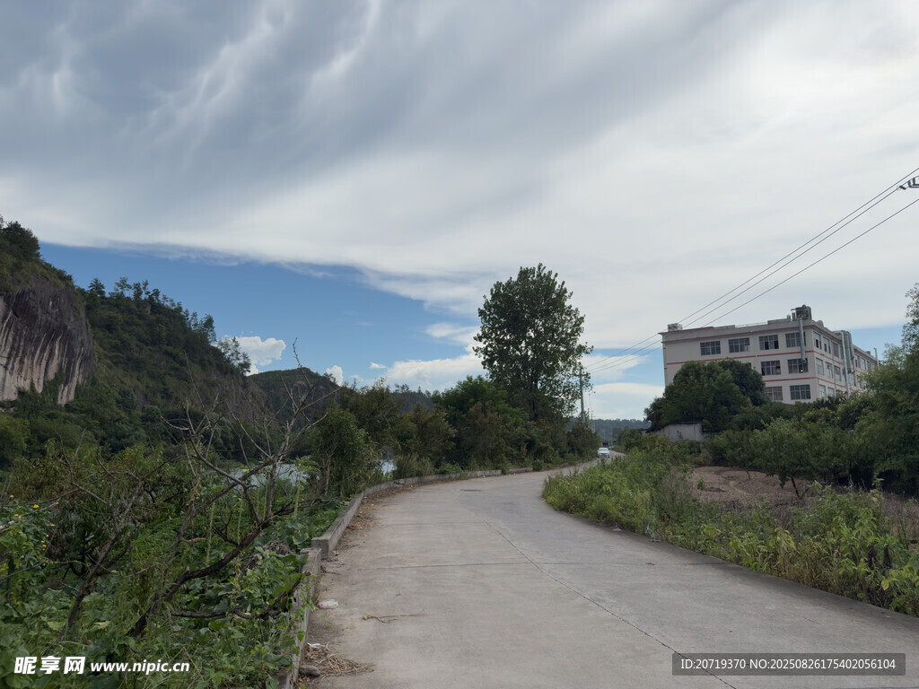 乡村蜿蜒小路风景