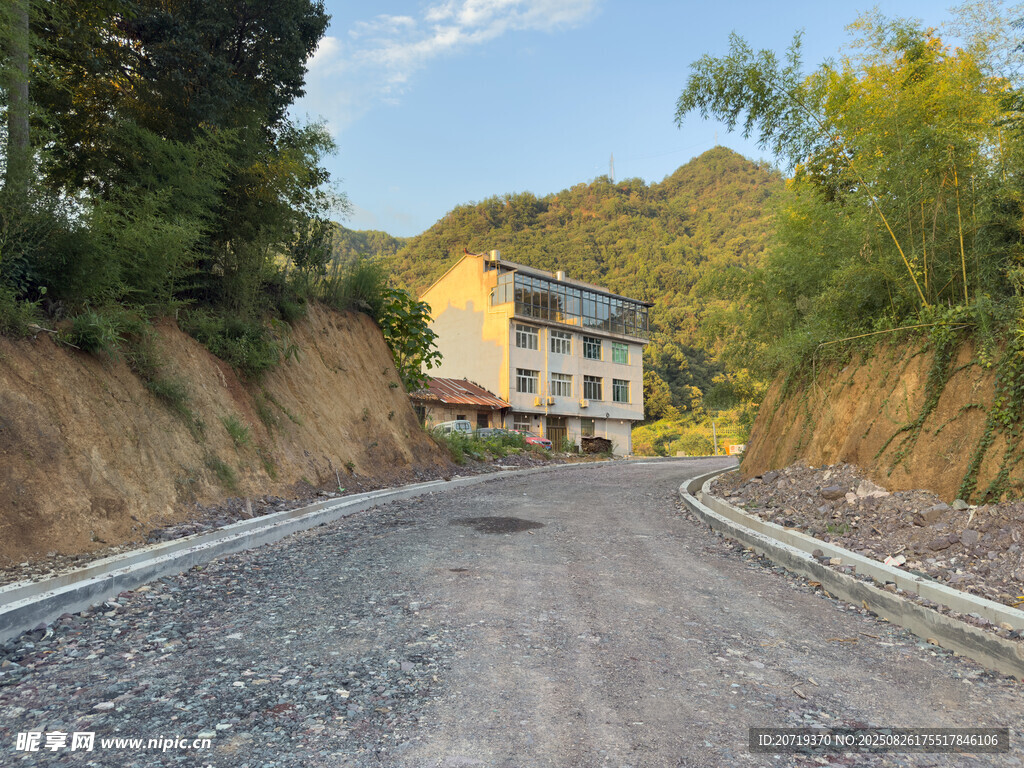 山间新筑道路旁的房屋