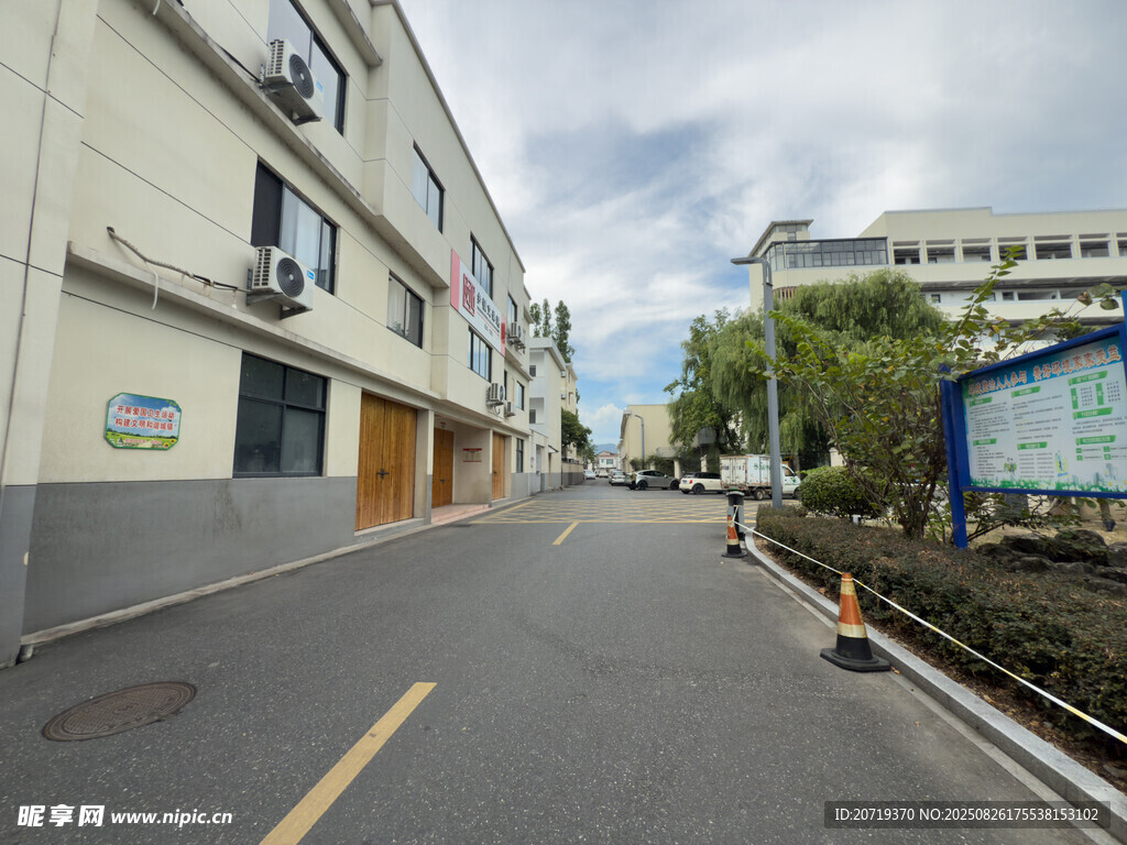 街道旁的建筑与开阔道路