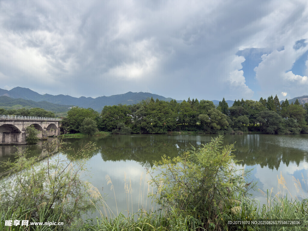 河边古桥