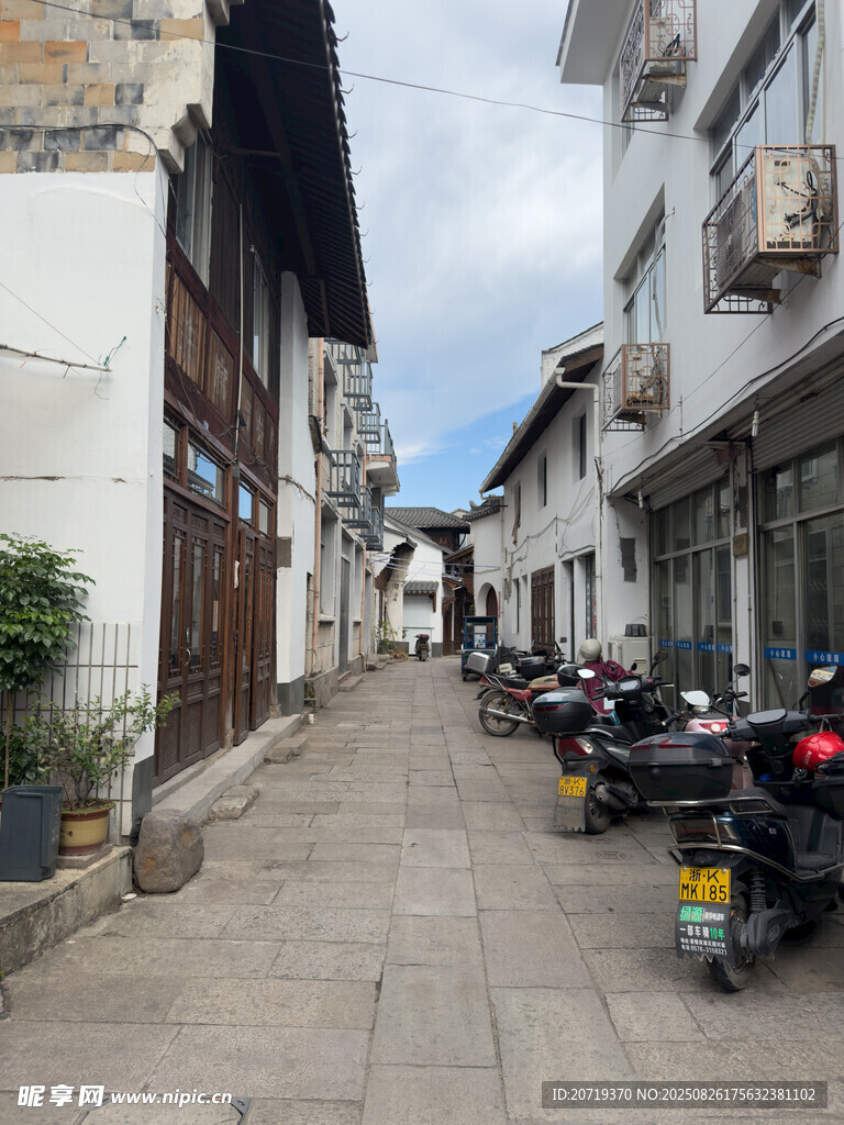 古巷街道停放多辆摩托车