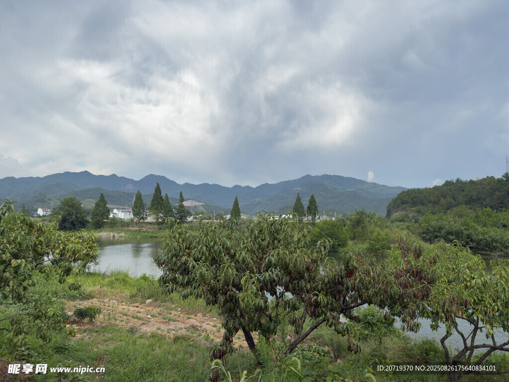 山间湖畔田园风光美景