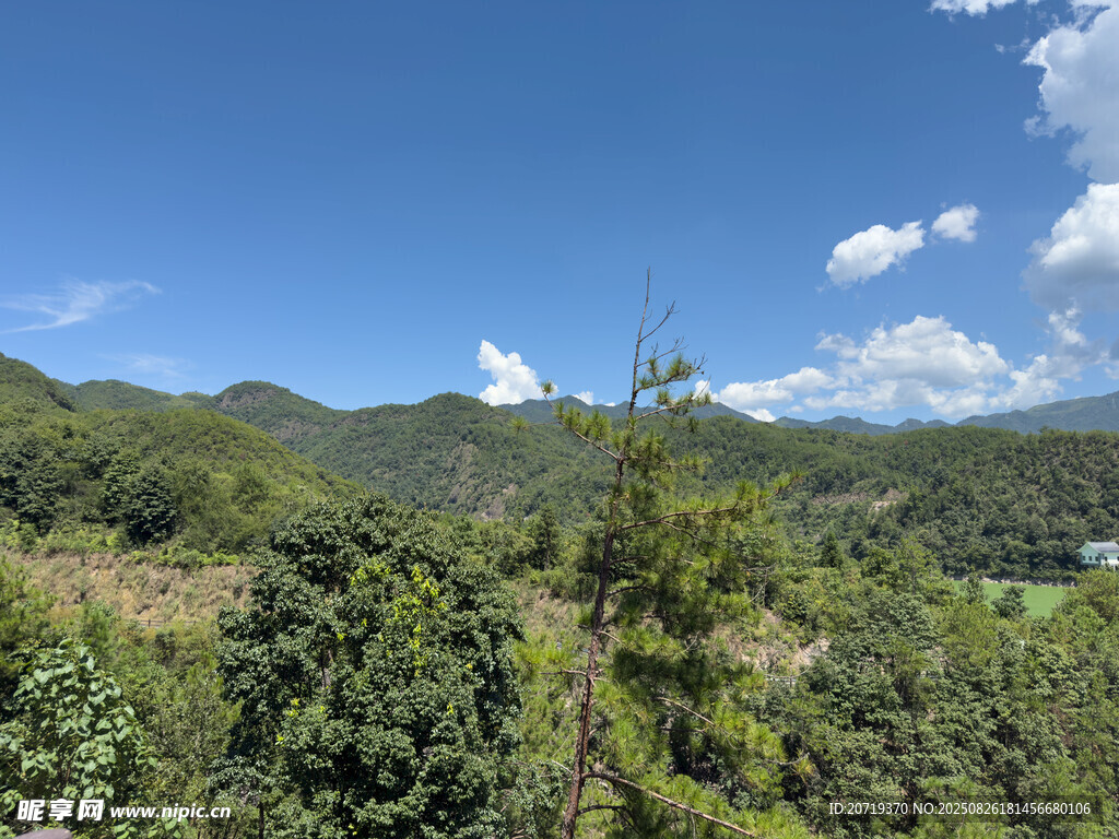 青山绿树间的蓝天美景