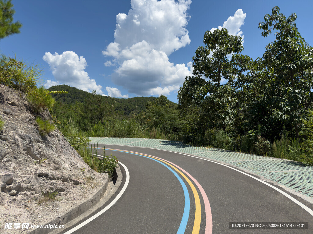 蜿蜒山间公路风景如画