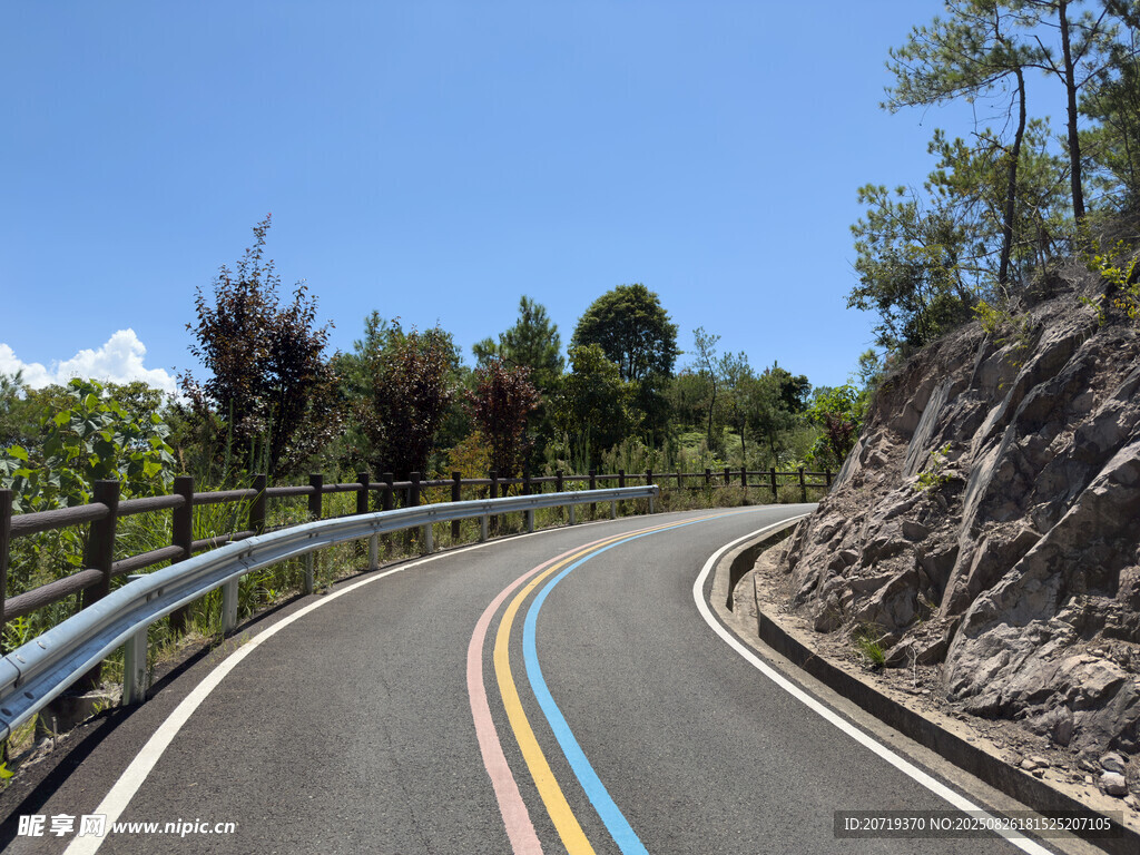 山间多彩蜿蜒公路美景