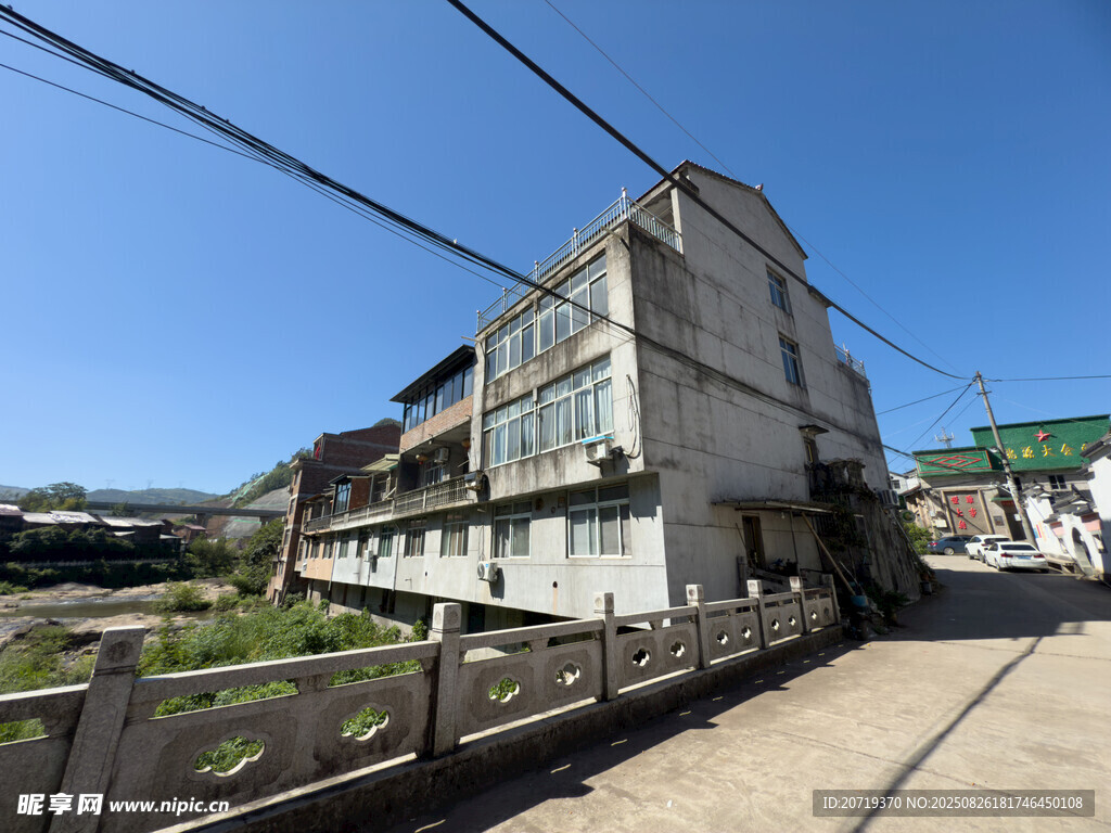 乡村路旁的老旧居民楼