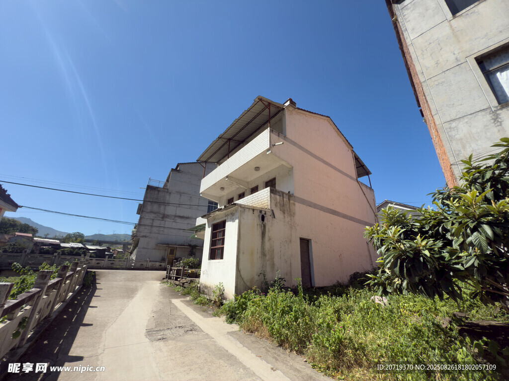 乡村小路旁的两层民居