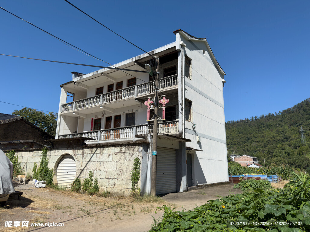 乡村三层自建楼房