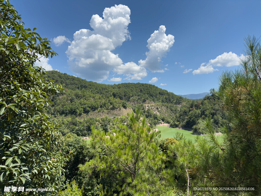 青山绿树间的蓝天美景