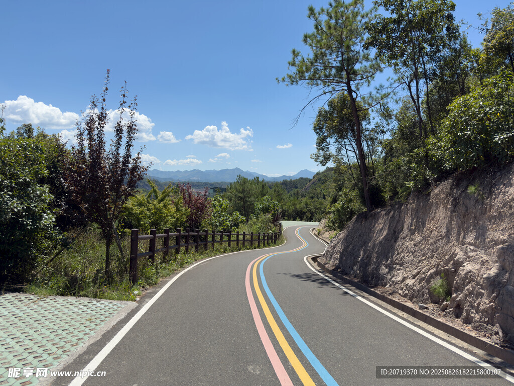 山间彩色公路风景