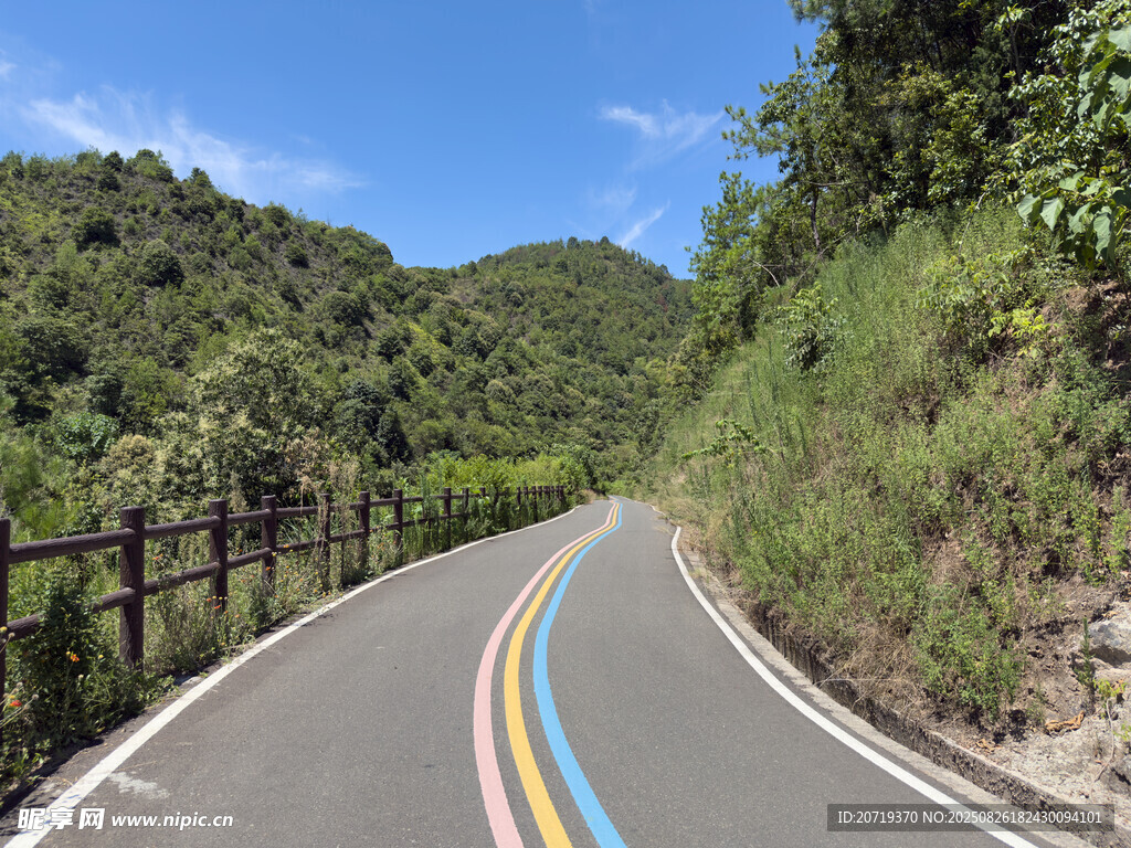山间彩色蜿蜒骑行公路