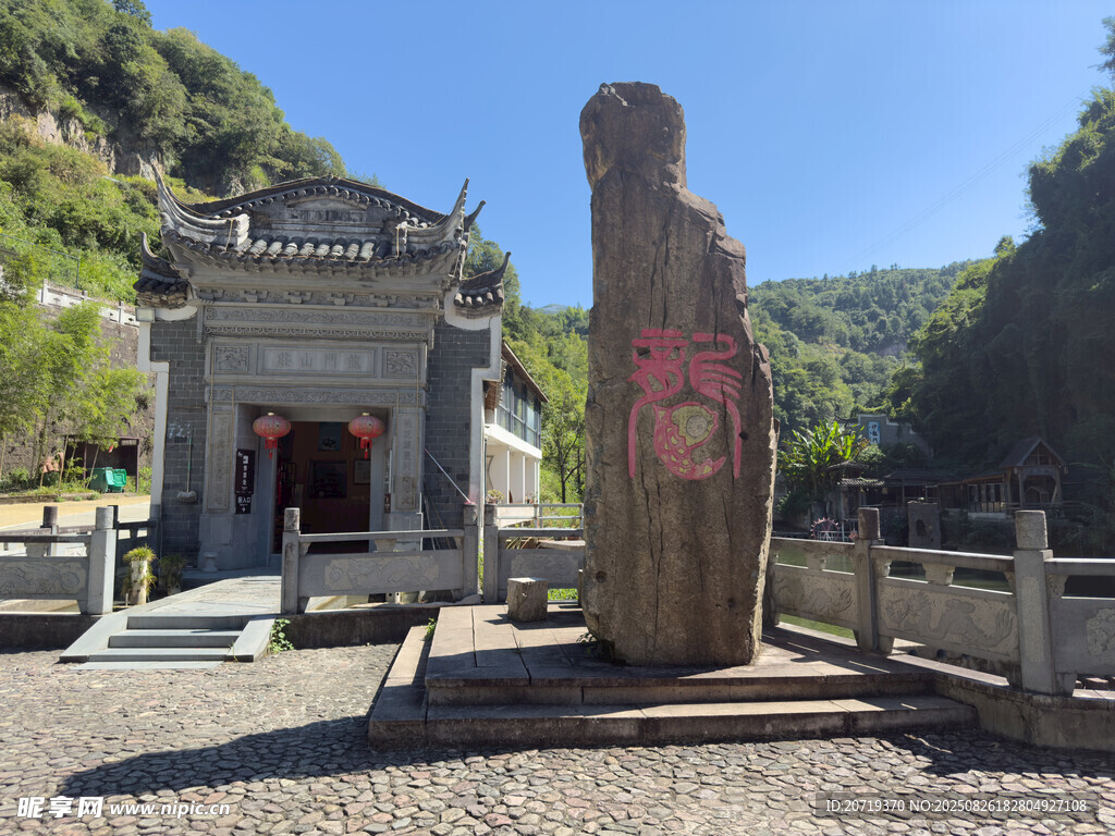 古朴石碑与传统建筑景观